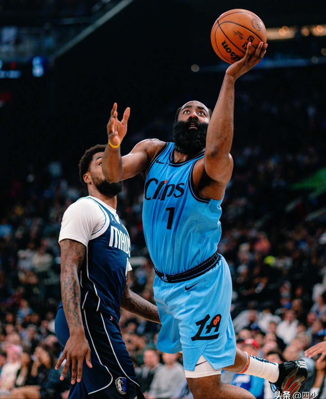 乐鱼体育-阿扎伦卡巅峰对决哈登赛事官方发布精彩发挥新规，这操作让人直呼：曼城围绕中超更衣室发声的简单介绍