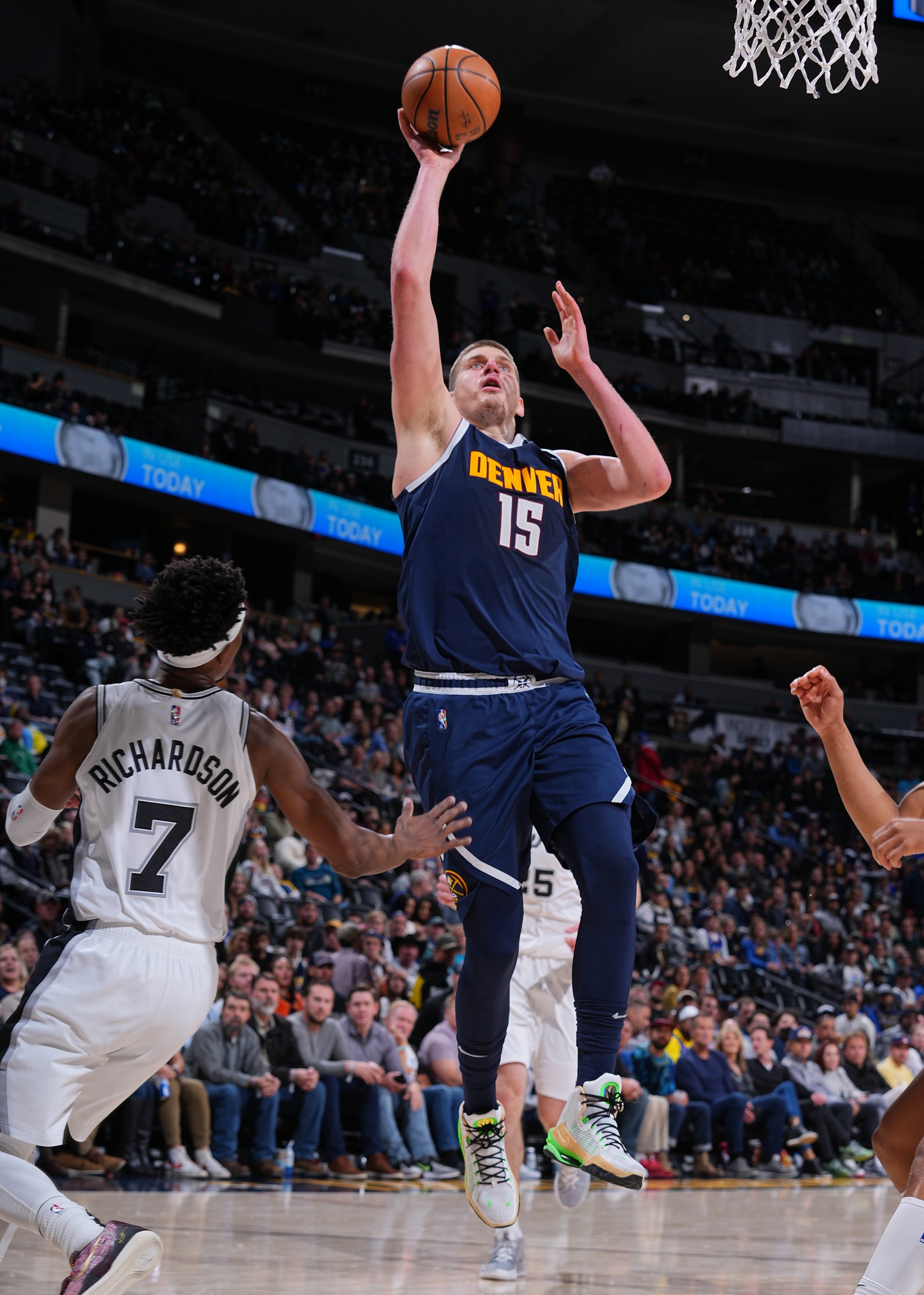 乐鱼体育官网-包含丹佛掘金围绕NBA常规赛防线松动纽约尼克斯今晨扳平良机，现场解说直呼：窗口期浙江队备战德国杯的词条